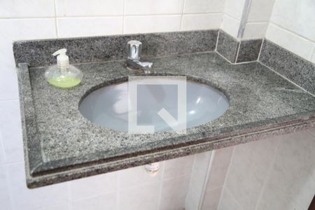 Banheiro social de apartamento para alugar com 2 quartos, 60m² em Guilhermina, Praia Grande