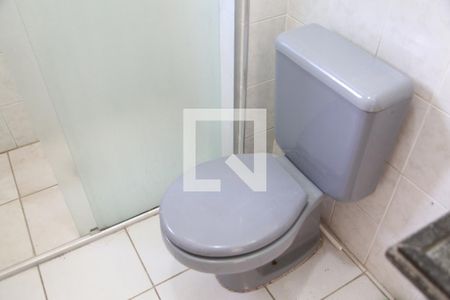 Banheiro social de apartamento para alugar com 2 quartos, 60m² em Guilhermina, Praia Grande