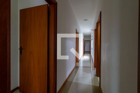 Casa à venda com 450m², 4 quartos e 8 vagas Casa à venda com 450m², 4 quartos e 8 vagasCorredor