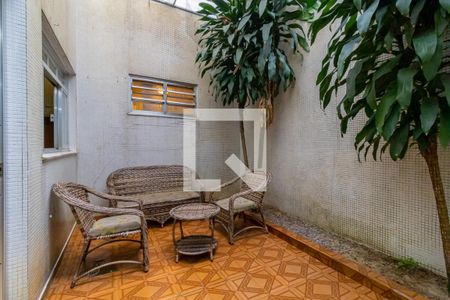 Casa à venda com 450m², 4 quartos e 8 vagas Casa à venda com 450m², 4 quartos e 8 vagasJardim de Inverno da Garagem