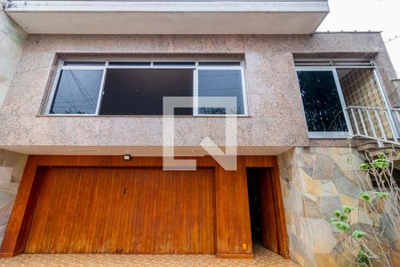 Casa à venda com 450m², 4 quartos e 8 vagas Casa à venda com 450m², 4 quartos e 8 vagasEntrada