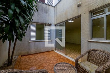 Casa à venda com 450m², 4 quartos e 8 vagas Casa à venda com 450m², 4 quartos e 8 vagasJardim de Inverno da Garagem