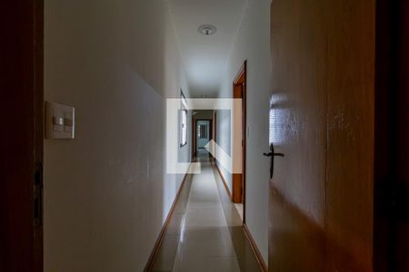 Casa à venda com 450m², 4 quartos e 8 vagas Casa à venda com 450m², 4 quartos e 8 vagasCorredor