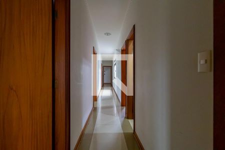 Casa à venda com 450m², 4 quartos e 8 vagas Casa à venda com 450m², 4 quartos e 8 vagasCorredor