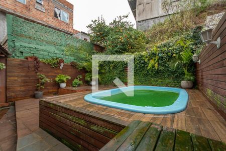 Casa à venda com 215m², 4 quartos e 3 vagas Casa à venda com 215m², 4 quartos e 3 vagasPiscina