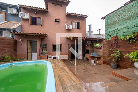 Casa à venda com 215m², 4 quartos e 3 vagas Casa à venda com 215m², 4 quartos e 3 vagasPiscina