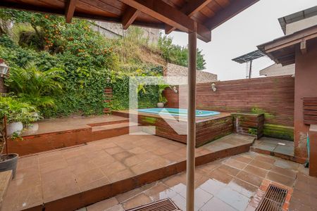 Casa à venda com 215m², 4 quartos e 3 vagas Casa à venda com 215m², 4 quartos e 3 vagasPiscina