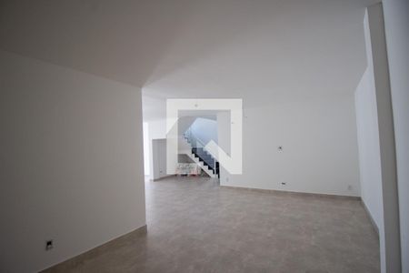 Sala de casa de condomínio para alugar com 3 quartos, 250m² em Recreio dos Bandeirantes, Rio de Janeiro