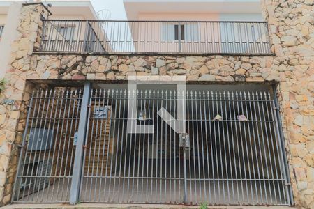 Casa de condomínio à venda com 200m², 3 quartos e 4 vagas Casa de condomínio à venda com 200m², 3 quartos e 4 vagasFachada