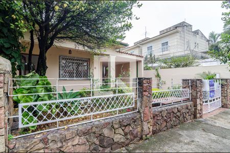 Casa à venda com 126m², 2 quartos e 8 vagas Casa à venda com 126m², 2 quartos e 8 vagasFachada