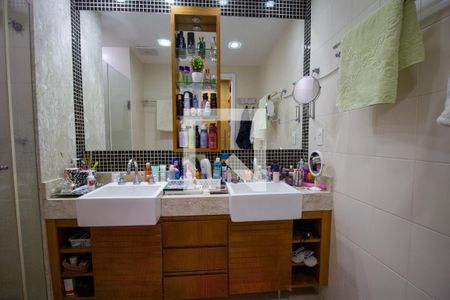 Apartamento à venda com 122m², 3 quartos e 2 vagas Apartamento à venda com 122m², 3 quartos e 2 vagasBanheiro da Suíte