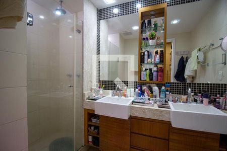 Apartamento à venda com 122m², 3 quartos e 2 vagas Apartamento à venda com 122m², 3 quartos e 2 vagasBanheiro da Suíte