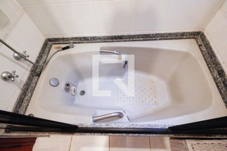 Apartamento à venda com 280m², 5 quartos e 4 vagas Apartamento à venda com 280m², 5 quartos e 4 vagasBanheira