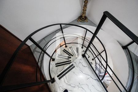 Apartamento à venda com 280m², 5 quartos e 4 vagas Apartamento à venda com 280m², 5 quartos e 4 vagasEscada