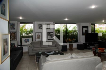 Apartamento à venda com 298m², 4 quartos e 2 vagas Apartamento à venda com 298m², 4 quartos e 2 vagasSala 2