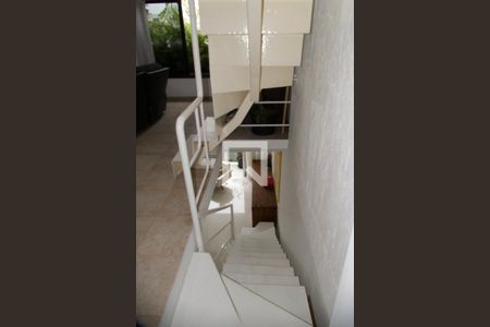 Apartamento à venda com 298m², 4 quartos e 2 vagas Apartamento à venda com 298m², 4 quartos e 2 vagasEscada