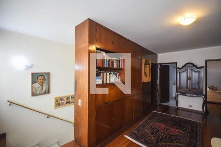 Casa para alugar com 295m², 5 quartos e 5 vagas Casa para alugar com 295m², 5 quartos e 5 vagasCorredor