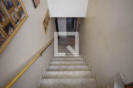 Casa para alugar com 295m², 5 quartos e 5 vagas Casa para alugar com 295m², 5 quartos e 5 vagasEscada