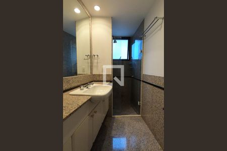 Apartamento à venda com 225m², 4 quartos e 4 vagasBanheiro da Suíte 2