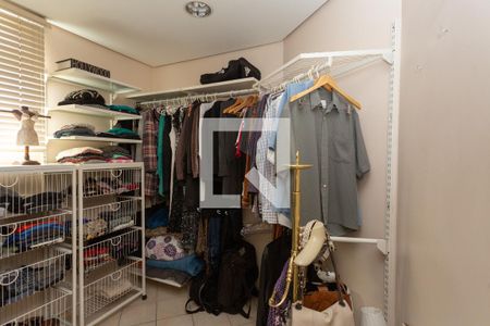 Casa à venda com 340m², 2 quartos e 6 vagas Casa à venda com 340m², 2 quartos e 6 vagasSuite 1 - closet