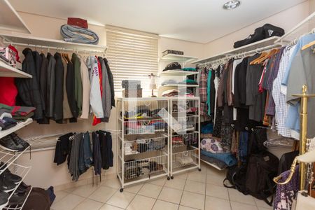 Casa à venda com 340m², 2 quartos e 6 vagas Casa à venda com 340m², 2 quartos e 6 vagasSuite 1 - closet