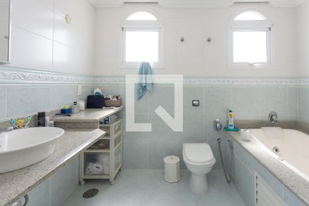 Casa à venda com 340m², 2 quartos e 6 vagas Casa à venda com 340m², 2 quartos e 6 vagasBanheiro da Suíte 2