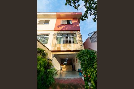 Casa à venda com 180m², 3 quartos e 3 vagas Casa à venda com 180m², 3 quartos e 3 vagasEntrada