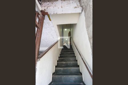 Casa para alugar com 80m², 2 quartos e sem vagaescada de entrada