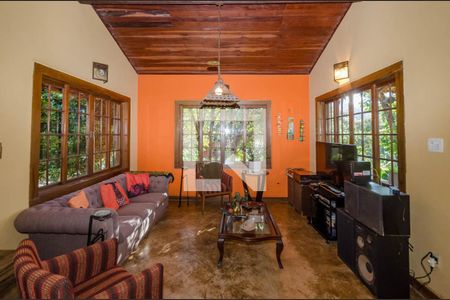 Sala de casa de condomínio à venda com 6 quartos, 300m² em Ville de Montagne, Nova Lima