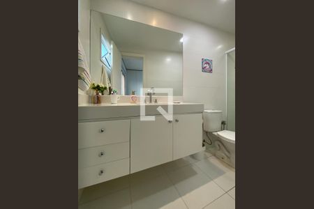 Apartamento à venda com 215m², 3 quartos e 2 vagas Apartamento à venda com 215m², 3 quartos e 2 vagasBanheiro da suíte 1