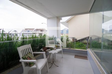 Casa de condomínio à venda com 350m², 4 quartos e 3 vagas Casa de condomínio à venda com 350m², 4 quartos e 3 vagasVaranda da Suíte