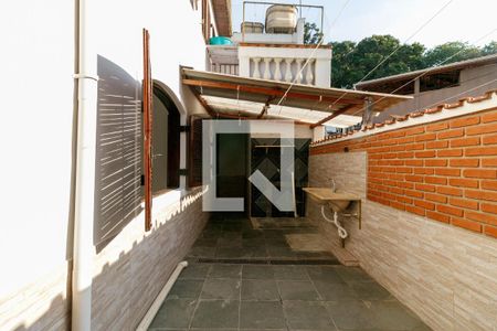 Casa à venda com 227m², 6 quartos e 2 vagas Casa à venda com 227m², 6 quartos e 2 vagasÁrea de Serviço