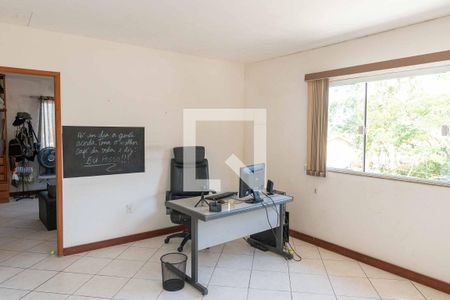 Casa à venda com 331m², 4 quartos e 2 vagasEscritório