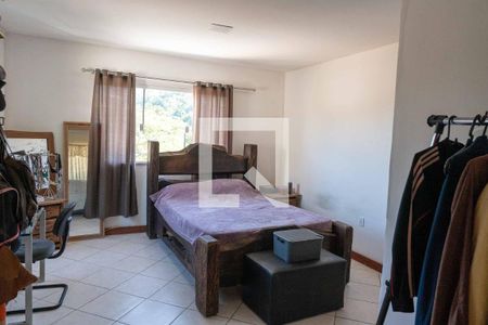 Casa à venda com 331m², 4 quartos e 2 vagasSuíte 1