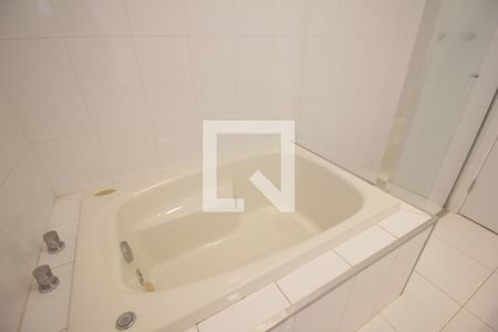 Casa de condomínio à venda com 300m², 3 quartos e 2 vagasBanheira