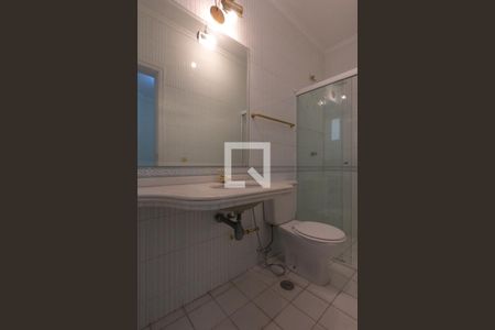 Casa de condomínio para alugar com 230m², 3 quartos e 4 vagasBanheiro