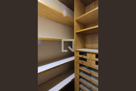 Casa de condomínio para alugar com 230m², 3 quartos e 4 vagassuíte 1