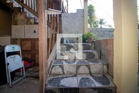 Casa à venda com 100m², 4 quartos e 3 vagas Casa à venda com 100m², 4 quartos e 3 vagasEscada