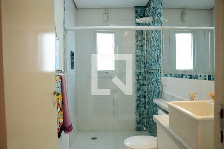 Casa de condomínio para alugar com 360m², 3 quartos e 5 vagasBanheiro da Suíte 1