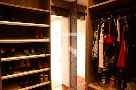 Casa de condomínio para alugar com 360m², 3 quartos e 5 vagasCloset