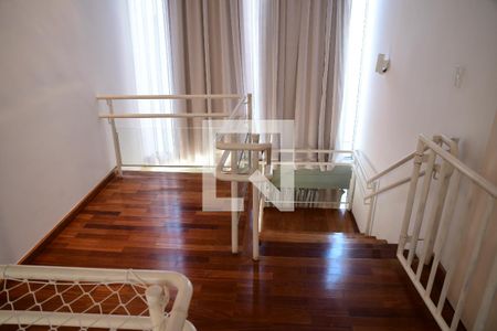 Casa de condomínio para alugar com 360m², 3 quartos e 5 vagasEscada