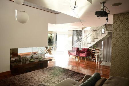 Sala de casa de condomínio para alugar com 3 quartos, 360m² em Lajeado, Cotia