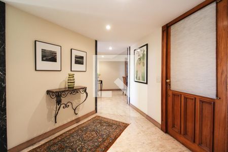 Apartamento à venda com 211m², 3 quartos e 3 vagasCorredor 
