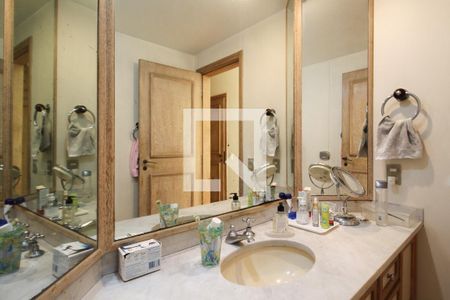 Apartamento à venda com 211m², 3 quartos e 3 vagasBanheiro da Suíte 1