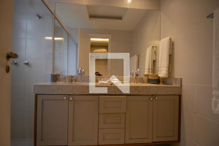 Casa de condomínio à venda com 450m², 4 quartos e 2 vagasBanheiro da Suíte 2