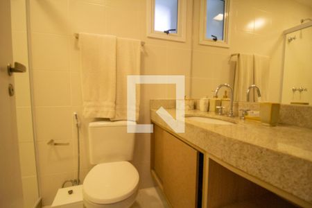 Casa de condomínio à venda com 450m², 4 quartos e 2 vagasBanheiro da Suíte 4