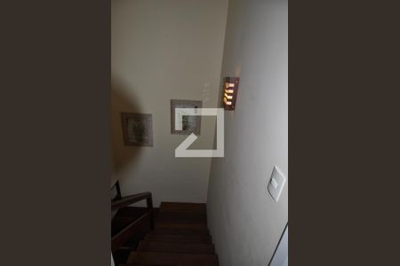 Casa de condomínio à venda com 173m², 3 quartos e 1 vagaEscada de Acesso ao Segundo Andar