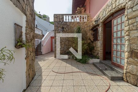 Casa para alugar com 280m², 4 quartos e 6 vagas Casa para alugar com 280m², 4 quartos e 6 vagasQuintal