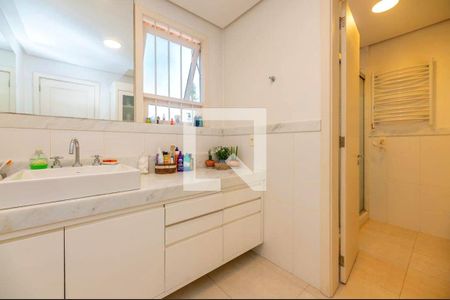 Casa à venda com 350m², 4 quartos e 4 vagas Casa à venda com 350m², 4 quartos e 4 vagasBanheiro