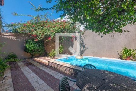 Casa à venda com 350m², 4 quartos e 4 vagas Casa à venda com 350m², 4 quartos e 4 vagasPiscina